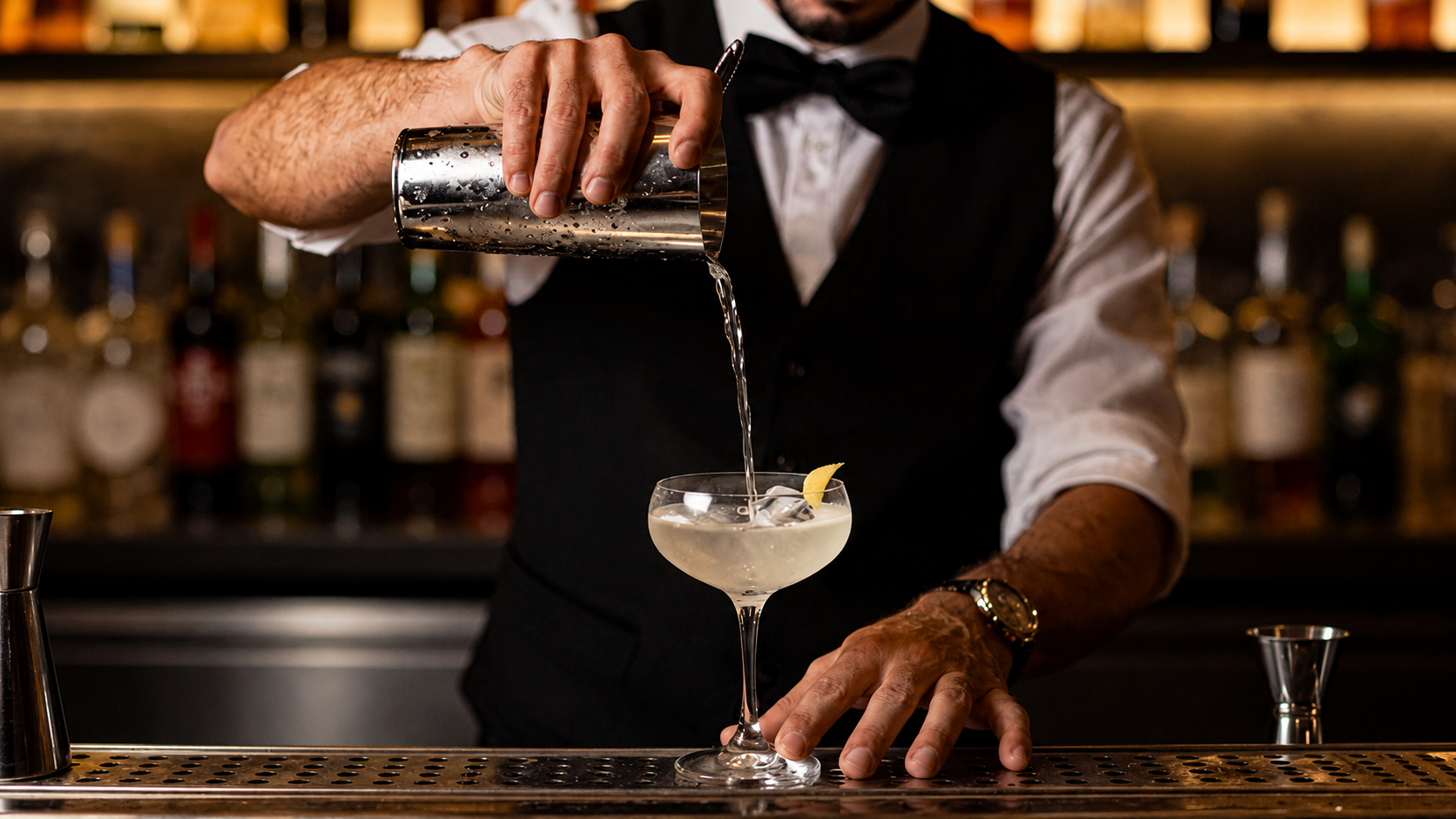 Come filtrare due volte un cocktail